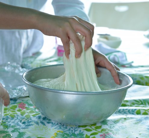 自分で収穫した採れたて野菜で手作りピザ作り