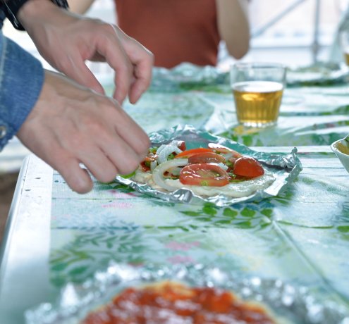 自分で収穫した採れたて野菜で手作りピザ作り
