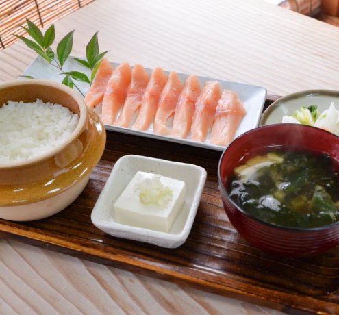 奥多摩やまめの刺身を味わう