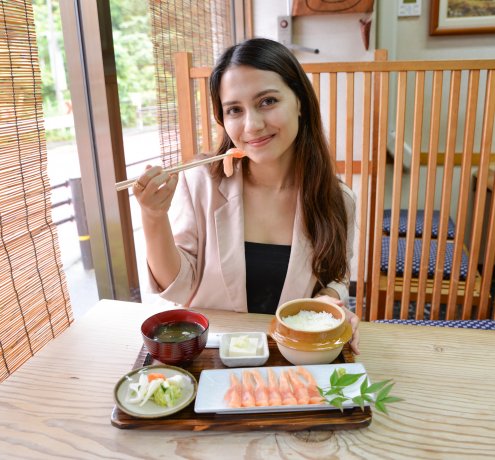 奥多摩やまめの刺身を味わう