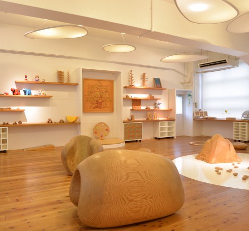 多摩産材の無垢のスギを使った床はクッション性も抜群！