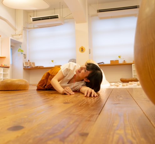 多摩産材の無垢のスギを使った床はクッション性も抜群！