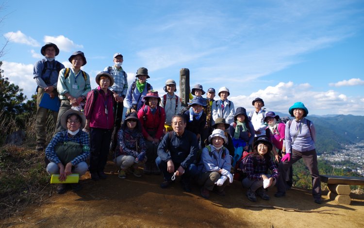 秋の赤ぼっこ自然歩道を歩く