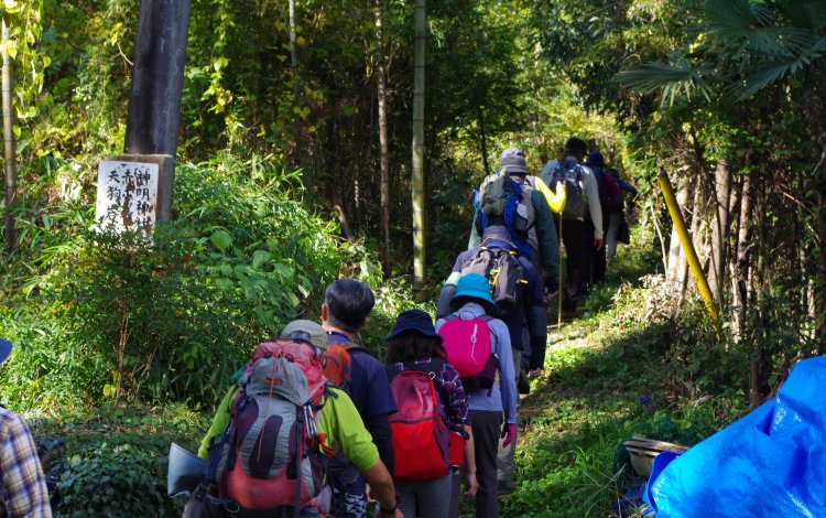 多摩川のビュースポットを通過し、登山口へ向かいます。