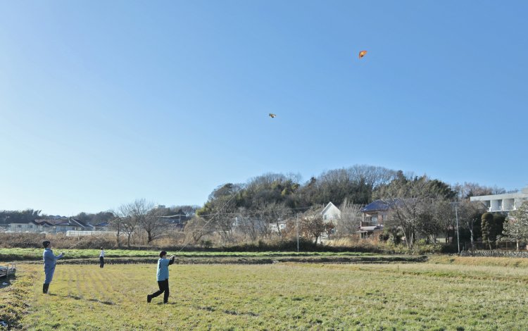 もう一つの冬の風物詩、子どもたちのお楽しみ「凧揚げ」