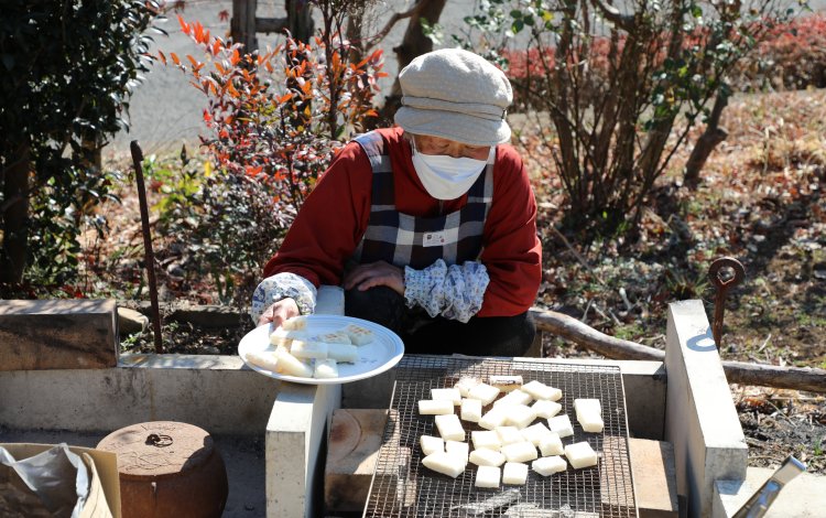 炭火での餅焼き