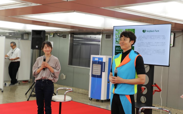 新宿西口広場では…