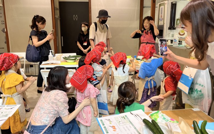 JA東京アグリパークでは、あーぴん先生による「包丁体験教室」。 子どもはワクワク！親はドキドキ……。