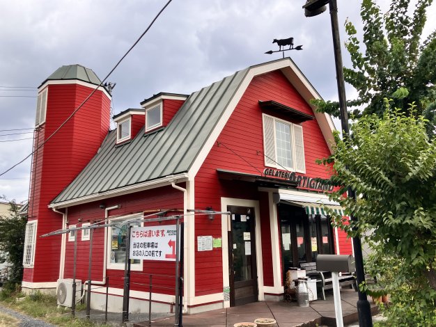 二人はモグサファームを後にし、坂を下って徒歩10分程のところに見えた赤い建物「アルティジャーノ・ジェラテリア」に到着しました