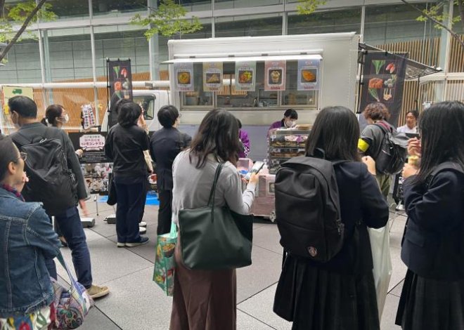 特設ブースのキッチンカーにて