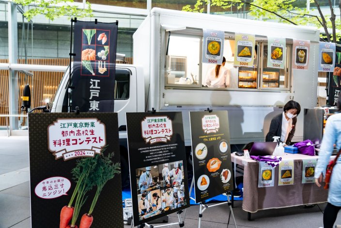 特設ブースのキッチンカーにて