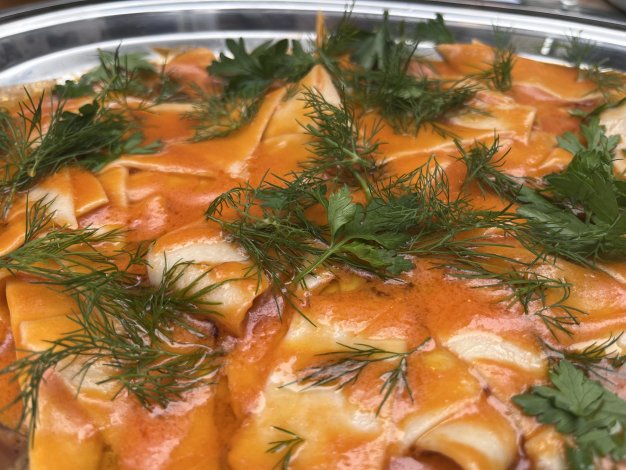 イタリアンパセリとディル、フレッシュトマトの不揃いパスタ「マルタリアーティ」