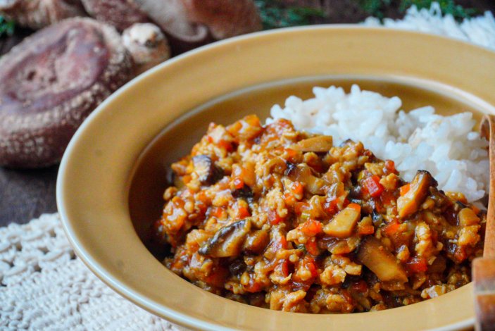 【食育レシピ】森の旨みたっぷり！干ししいたけと生しいたけの和風ドライカレー