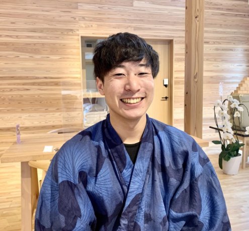 さて、「にほんしゅ」のふたりは、敷地内のゲストハウス酒坊“SHUBOU”-多満自慢-」に向かいます。