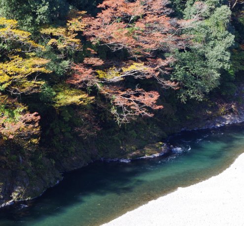 多摩川のビュースポットを通過し、登山口へ向かいます。