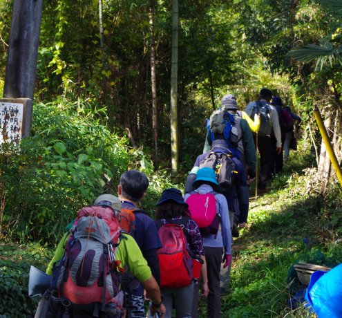 多摩川のビュースポットを通過し、登山口へ向かいます。