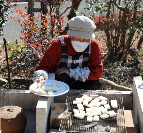 炭火での餅焼き