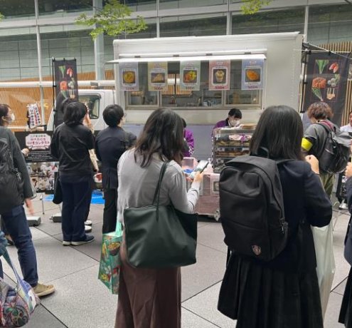 特設ブースのキッチンカーにて