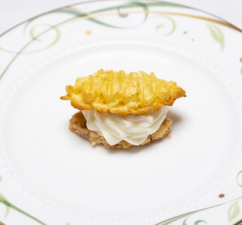 ➁　駒場学園高等学校
チーム名：CEO唐（シー・イー・オー・トウ）
メンバー：浅井舷太さん・瀬戸春馬さん・唐嘉悠さん
作品名：『治助イモの一口堪能スイーツ（×4）』