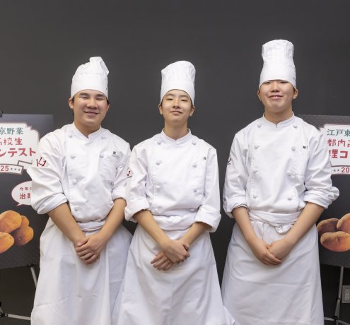 ➁　駒場学園高等学校
チーム名：CEO唐（シー・イー・オー・トウ）
メンバー：浅井舷太さん・瀬戸春馬さん・唐嘉悠さん
作品名：『治助イモの一口堪能スイーツ（×4）』