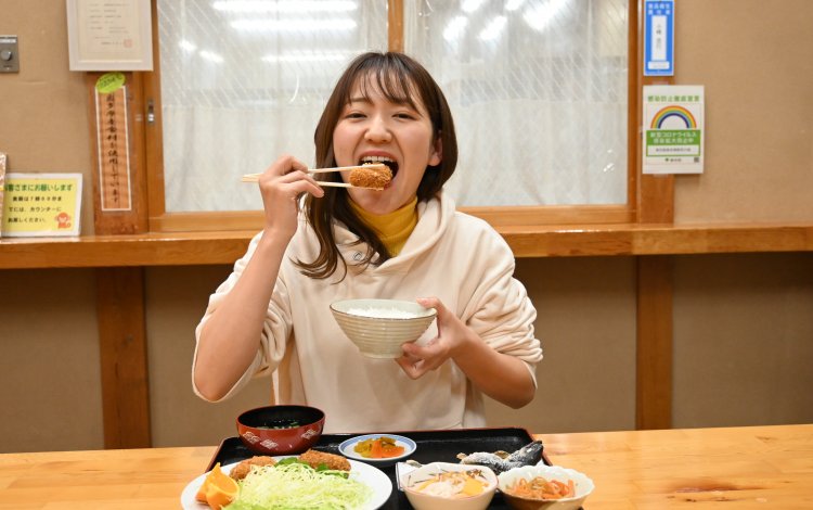 地元食材を使った料理を楽しむ