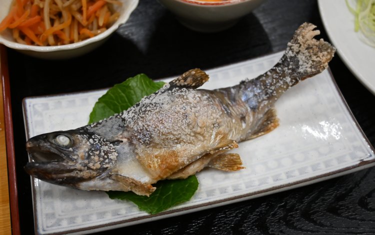 地元食材を使った料理を楽しむ