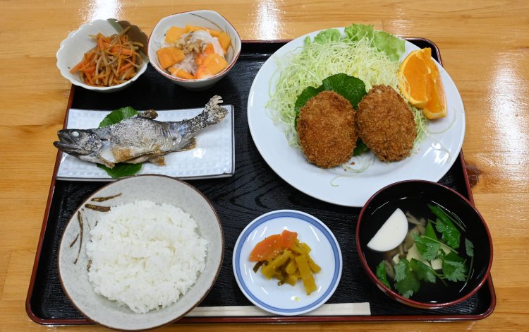 地元食材を使った料理を楽しむ