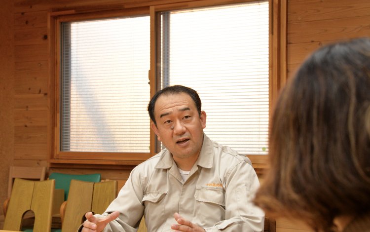 多摩産材の家具を学校に