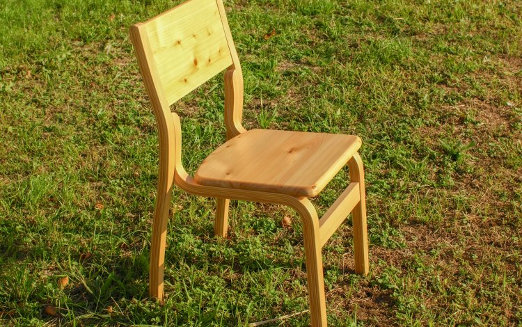 多摩産材の家具を学校に