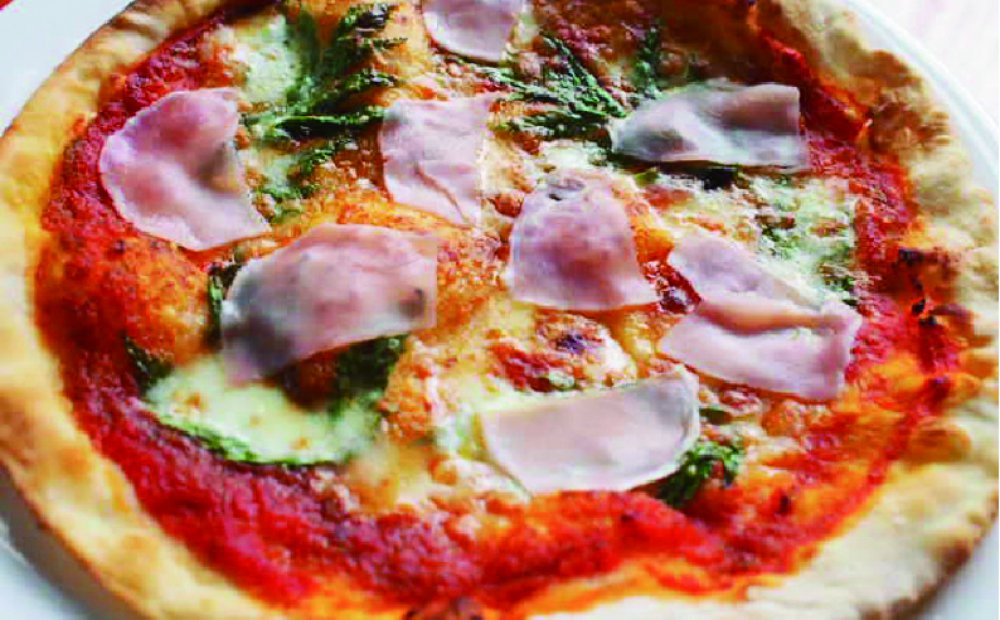 あしたばとモッツァレラと生ハムのピザ