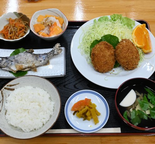 地元食材を使った料理を楽しむ