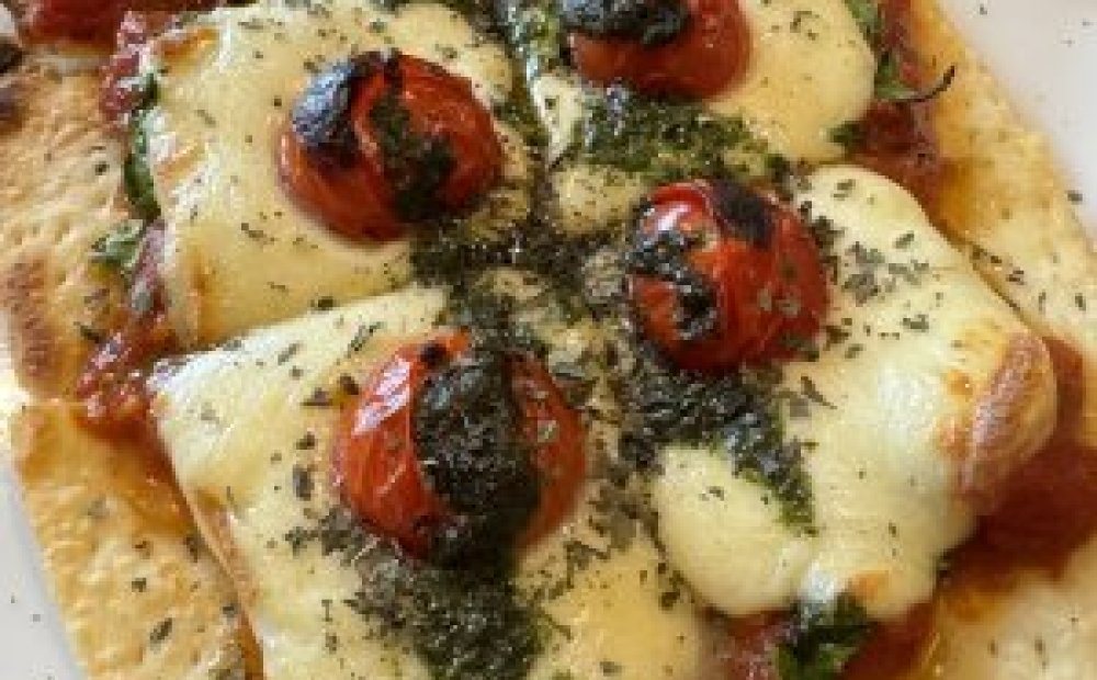 トマトと明日葉モッツァレラのピザ