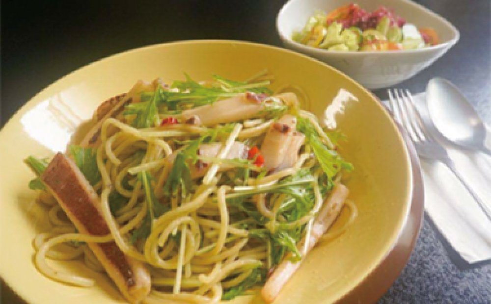明日葉のジェノベーゼ風赤イカと 水菜のパスタ with トサカノリのサラダ