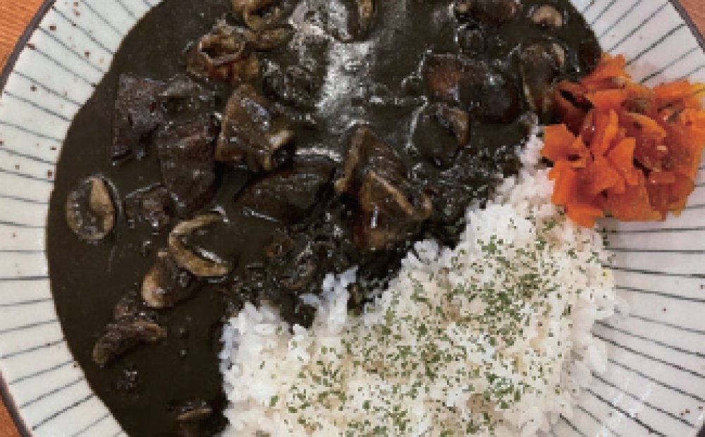 赤いかとしま玉黒カレー