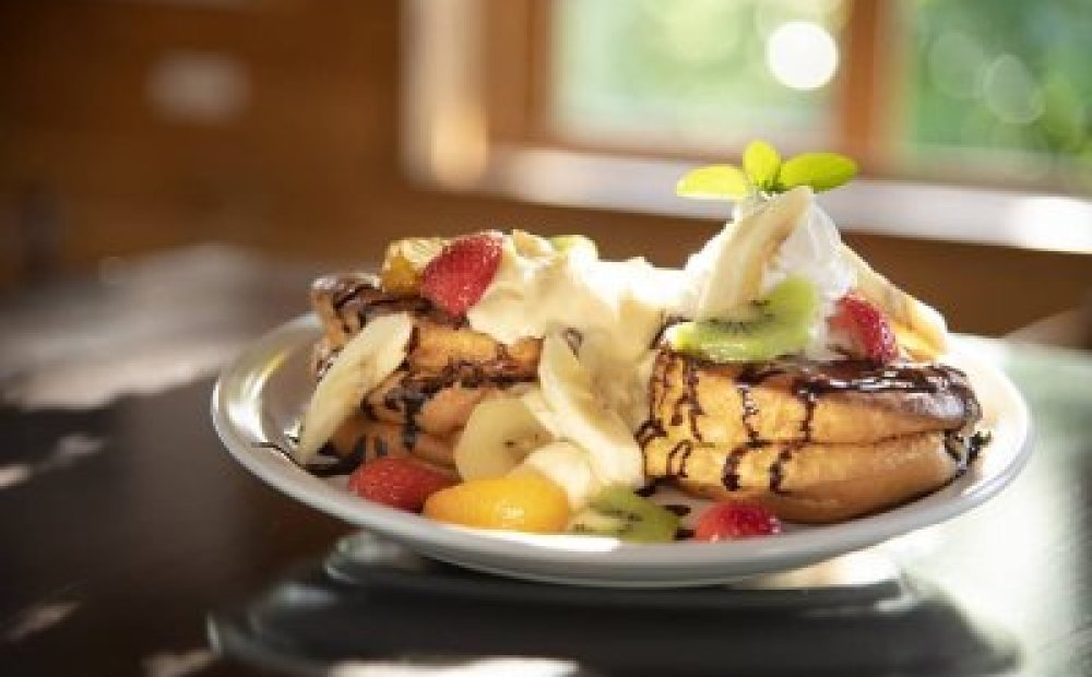 焼きたてスフレパンケーキ 季節フルーツソース