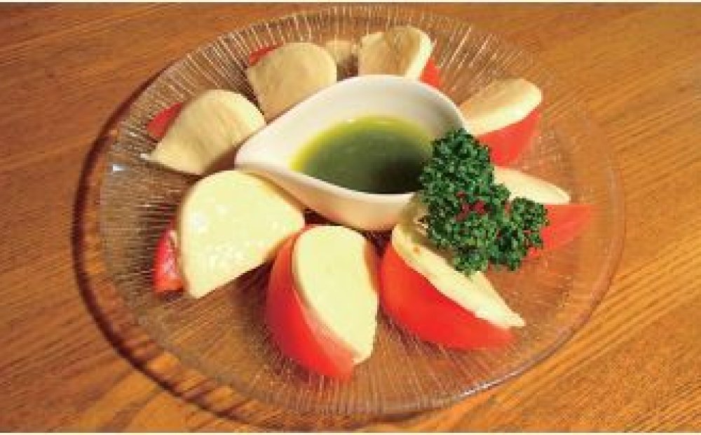 八丈牛乳のモッツァレラチーズとトマト