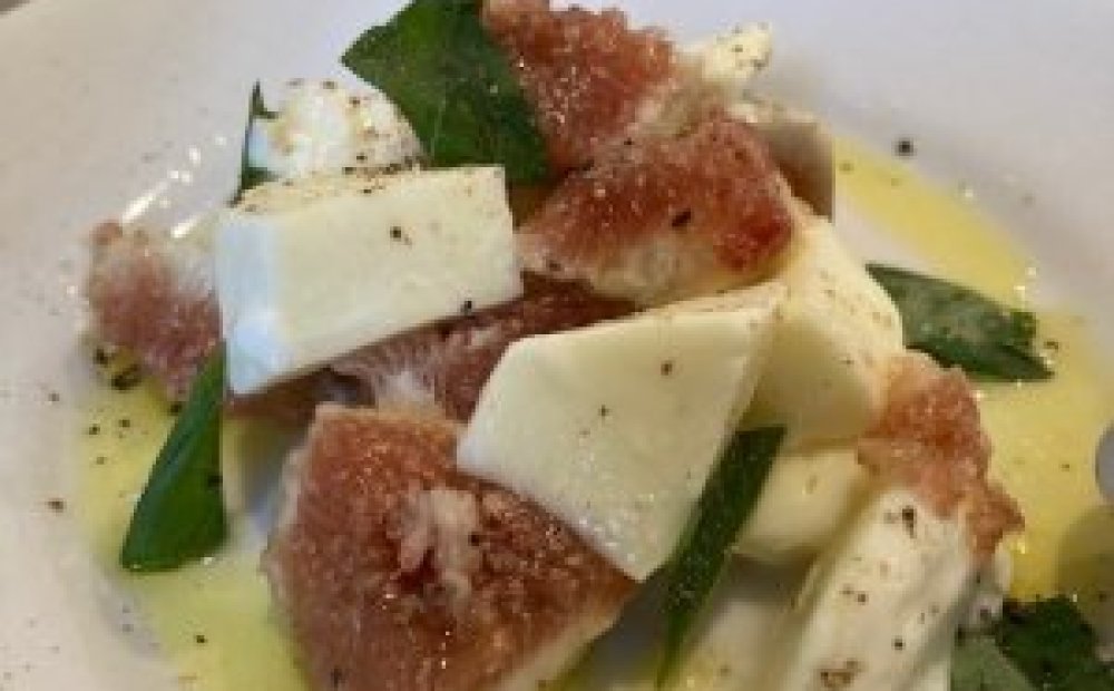 モッツァレラチーズと季節のフルーツサラダ