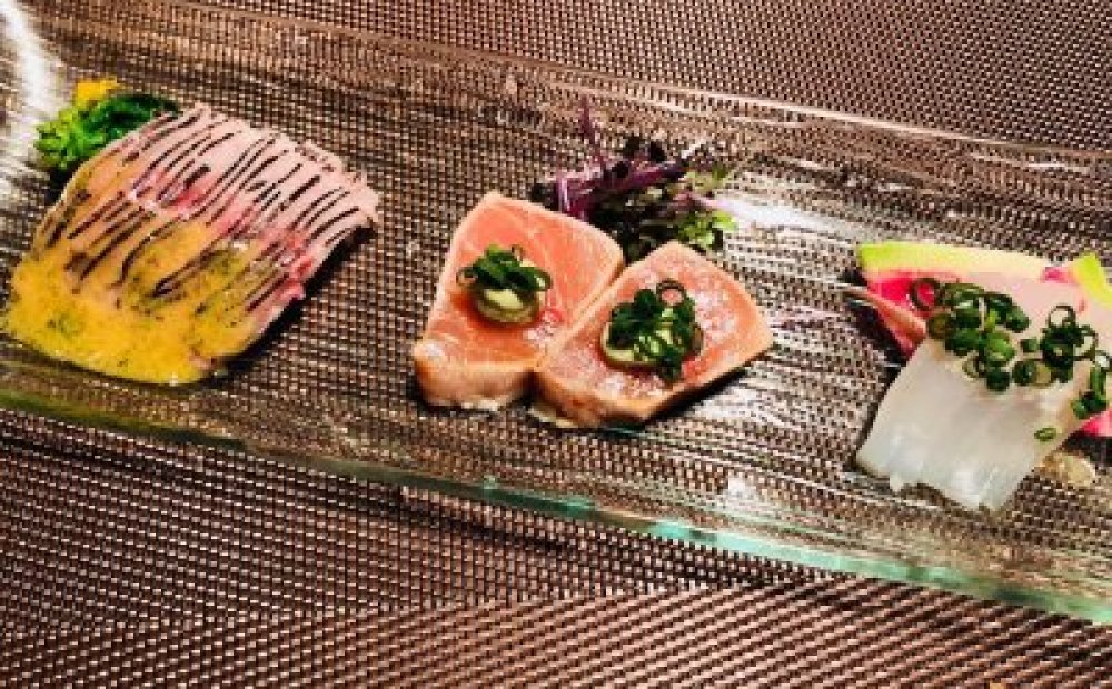 地魚のカルパッチョ（その日の仕入により内容が変わります）サビのせごし、マカジキの焼き霜仕立て、赤イカ