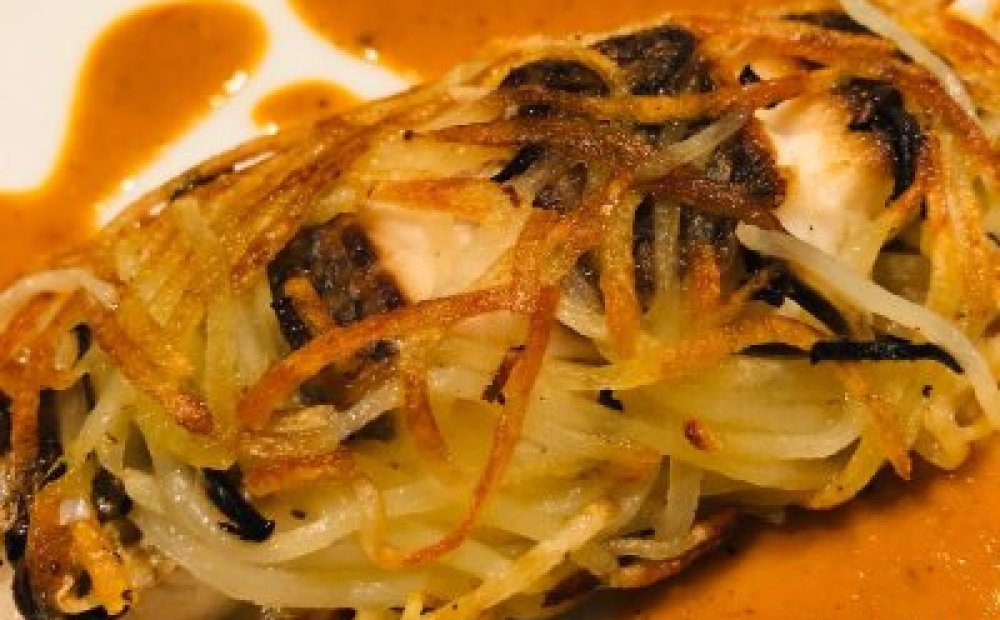 沖メジナの細切りポテト包み焼き、地魚の裏漉しスープのソース