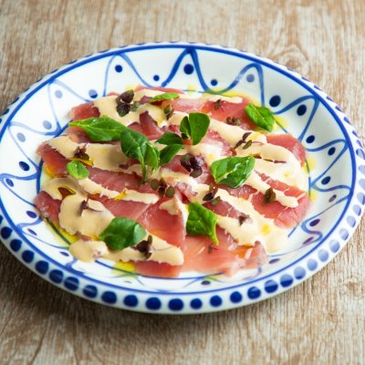 マグロとツマモノのカルパッチョ　醤油マヨソース 